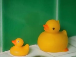 18 летняя молодка аккуратно моет киску в ванной комнате