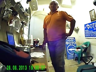 Начальник забыл выключить камеру, надавав в рот сотруднице