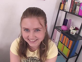 Щекастая умница на полосатом диване пробует на прочность свою попу