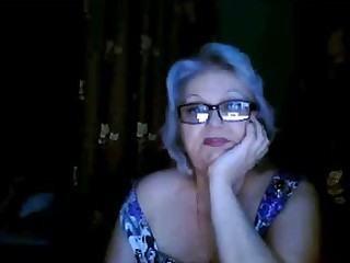 Старая шалунья на вебку не стесняется обнажать грудь