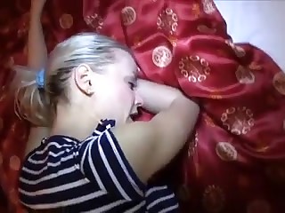 Блондинка выбрала позу догги стайл во время домашнего анала