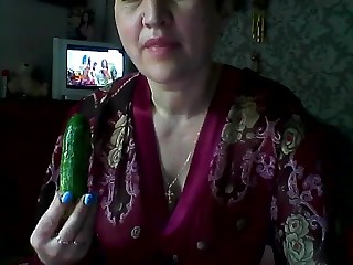 Зрелая извращенка из России трахает себя огурцом перед вебкой