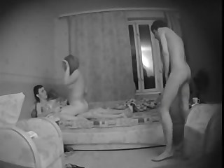 Два хлопца потрахивая шлюху, не видят скрытую камеру