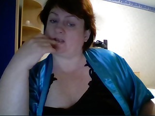 Шаловливая Ольга по скайпу играет со своими большими титьками