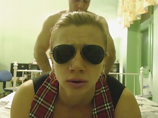 Тёлка в чёрных очках лицом на камеру практикует позу догги стай