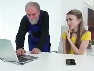 Молодая начальница не побрезговала старым работником и дала в кабинете