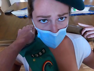 Наивная девушка-скаут ведется на секс с очень настырным мужчиной