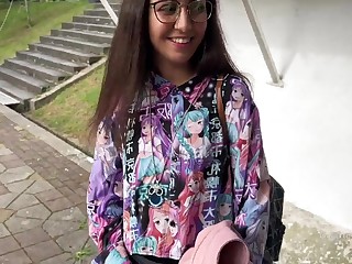 Русский пикапер запросто развел на еблю брюнетку и кончил ей на очки