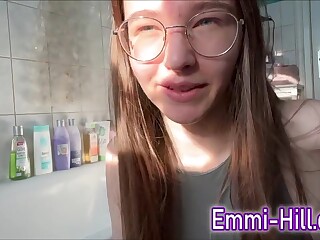 Я Emmi Hill и в этом порно я покажу как девушки бреют пизду