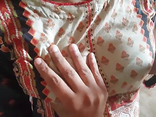 Жена-пакистанка изменяет мужу с соседом, променяв верность на секс