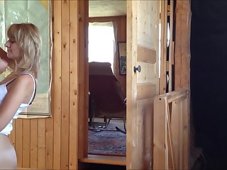 Жена нагнувшись раком, позволила послушному супругу пристроиться сзади