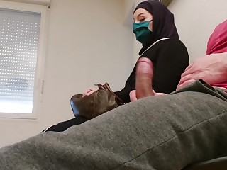 Арабка не устояла от соблазна подрочить хуй незнакомцу