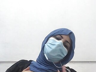 Голая мусульманка ласкает себя в возбуждающем домашнем соло
